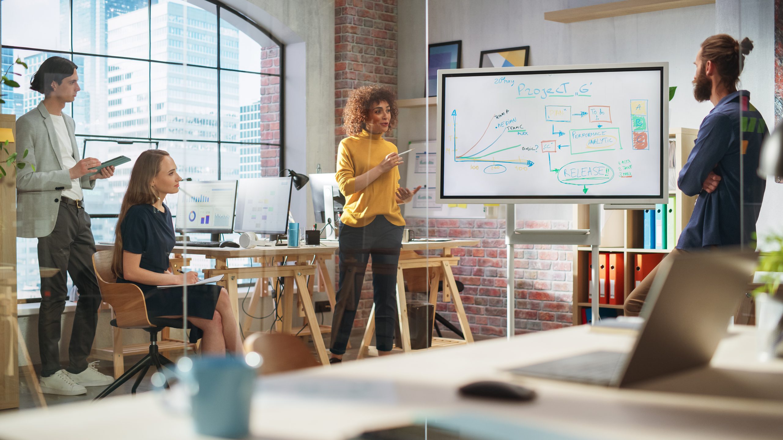 Bannière pour les formations en Communication et Marketing : une équipe en pleine session de brainstorming.