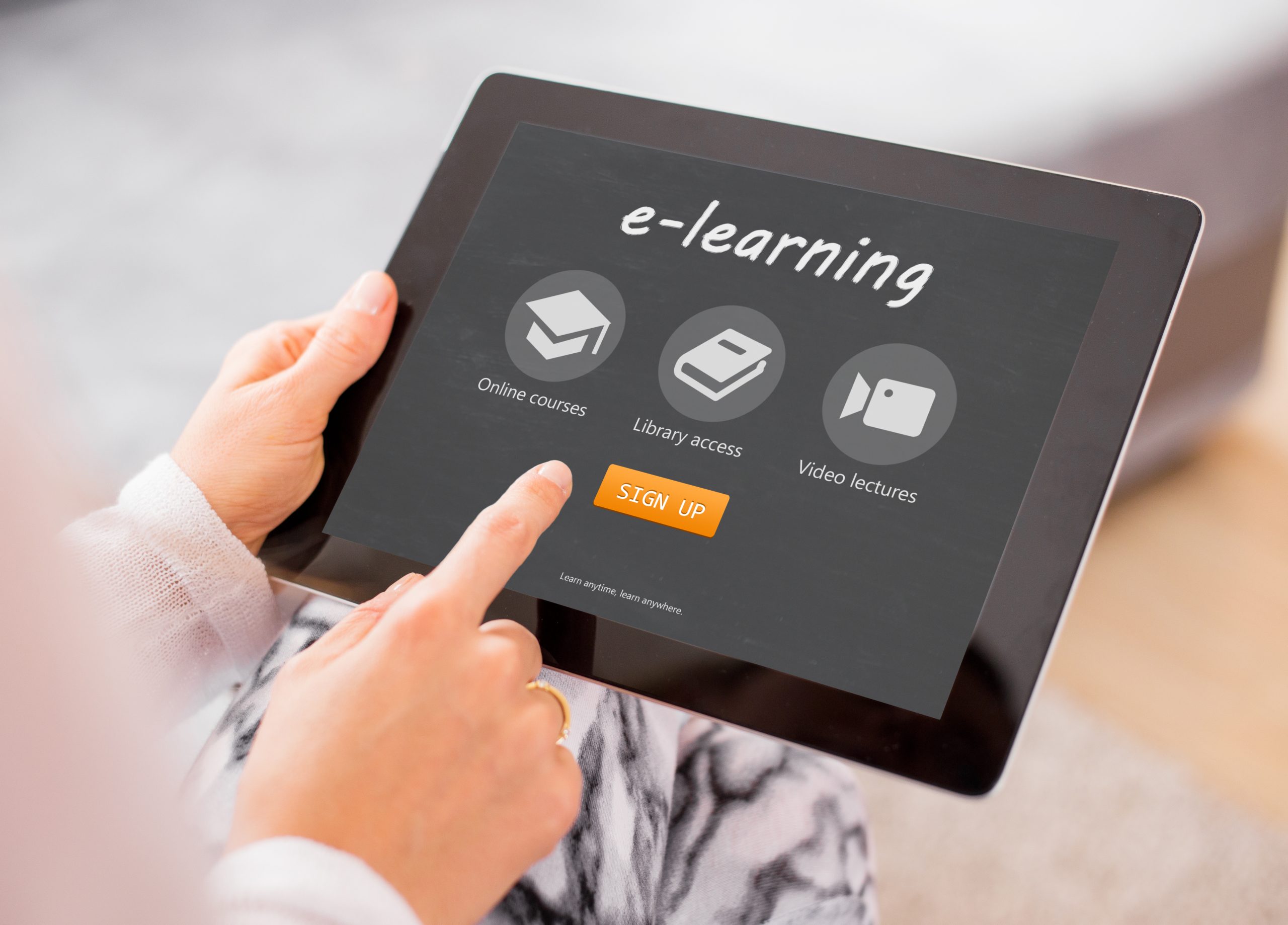 Présentation INEAD, école en ligne. Tablette avec module e-learning.