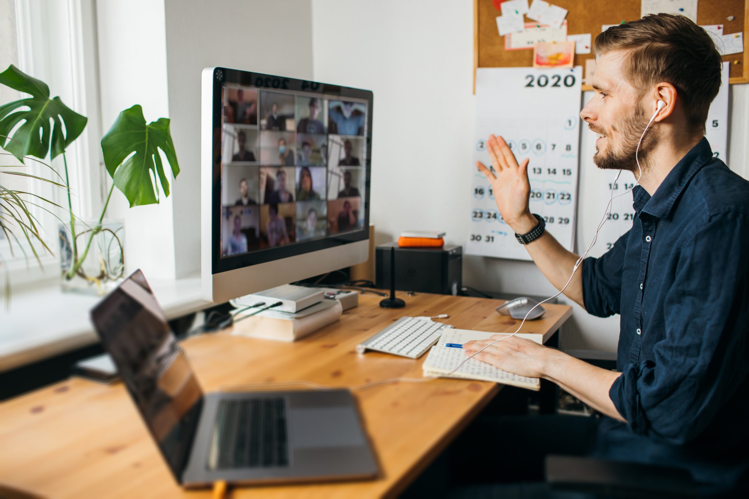 Formations en E-learning - École 100% en ligne. Homme devant son ordinateur et dispensant un cours en ligne via une visioconférence.