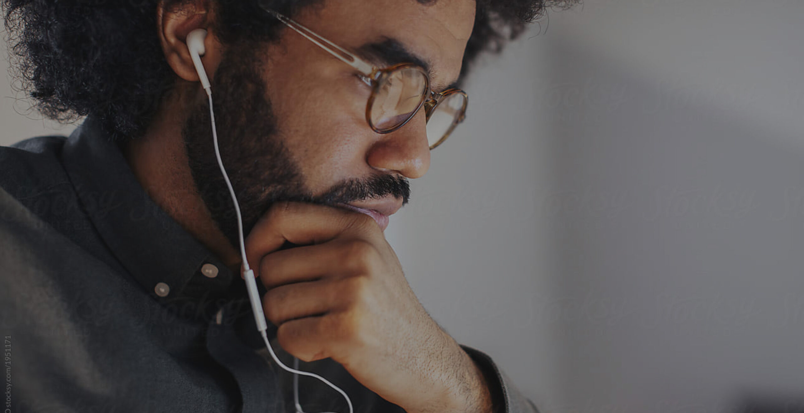 Formations en E-learning - École 100% en ligne. Homme pensif fixant son ordinateur.