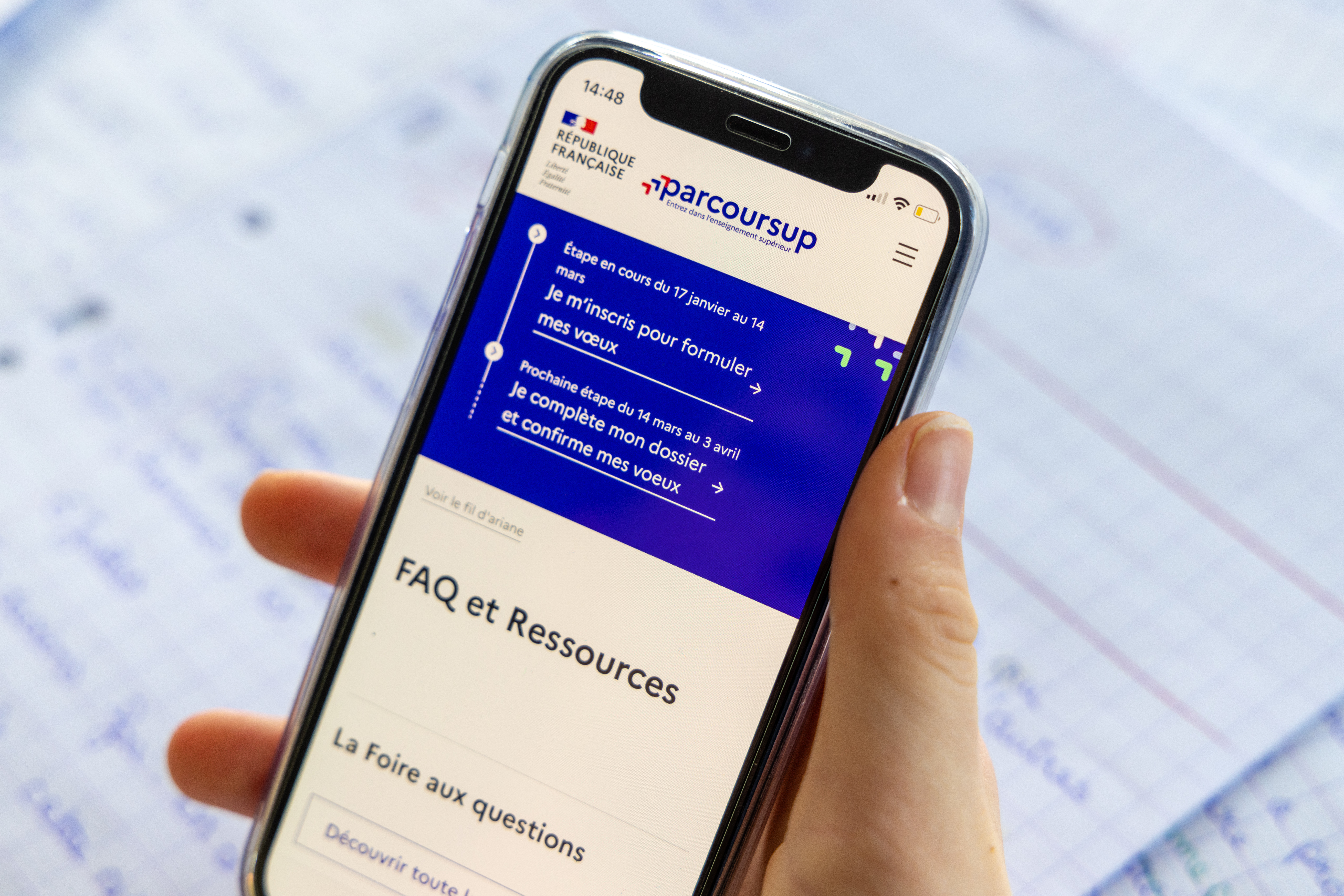 Démarches sur téléphone mobile pour visualiser les résultats sur Parcoursup 2025