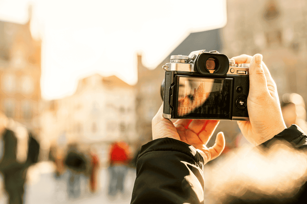une personne prenant un monument avec son appareil photo.