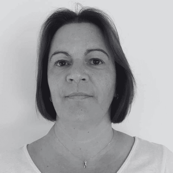 Témoignage de Stéphanie, photo portrait en noir et blanc.